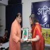 SPIC MACAY 2016- Presenting mementos to guests